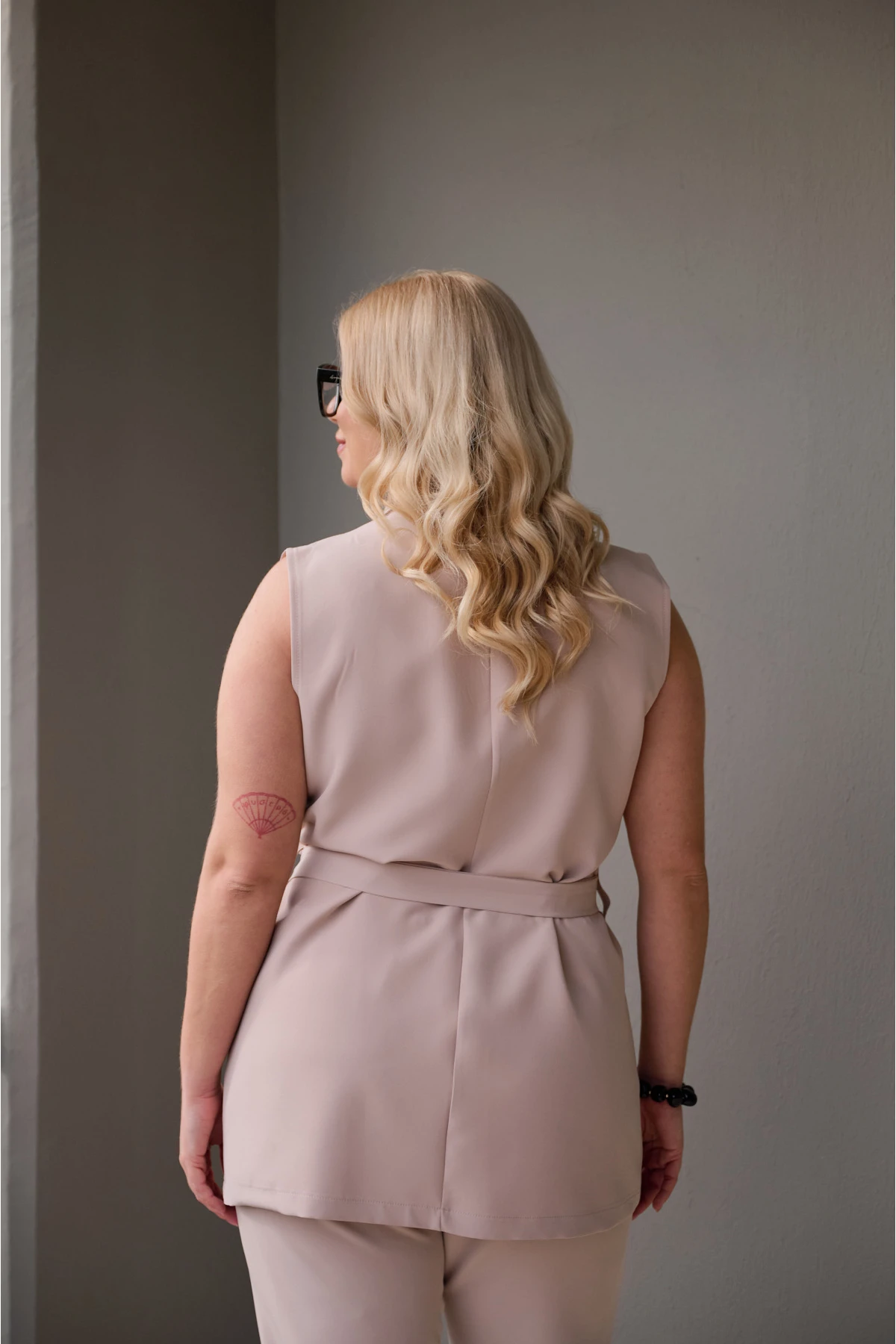Σακάκι αμάνικο με ζώνη και πέτο ανορθωτικό μπεζ