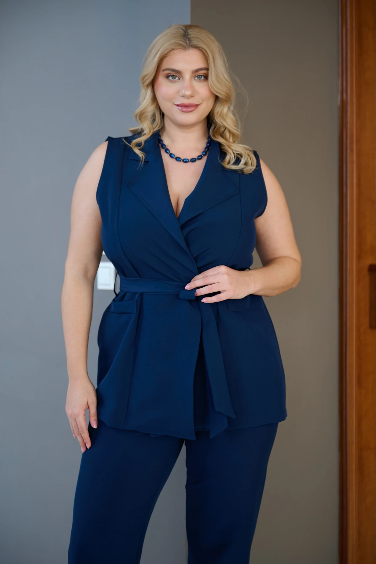 Σακάκι αμάνικο με ζώνη και πέτο ανορθωτικό μπλε