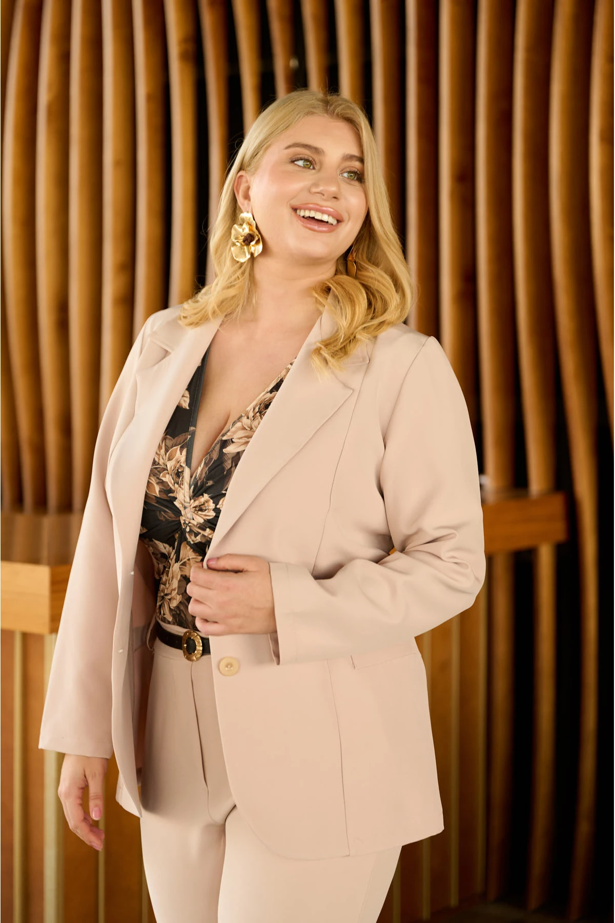 Σακάκι με πέτο και δύο κουμπιά ανορθωτικό μπεζ