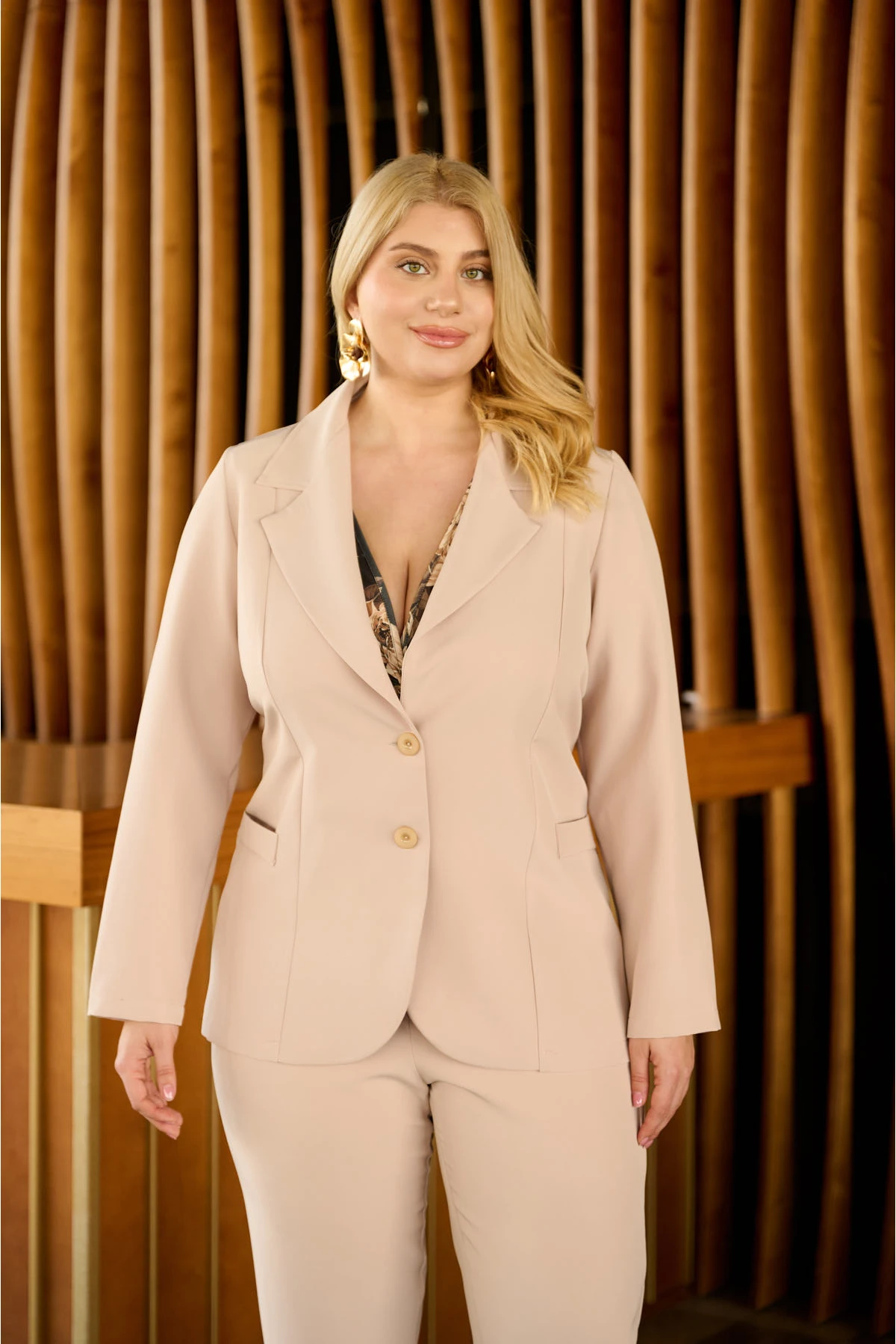 Σακάκι με πέτο και δύο κουμπιά ανορθωτικό μπεζ