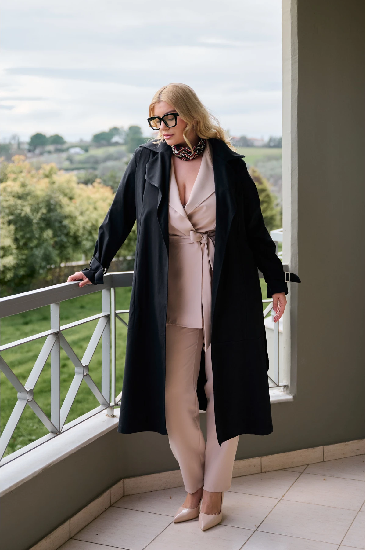 Καπαρντίνα  με πέτο και ζώνη στη μέση μαύρη