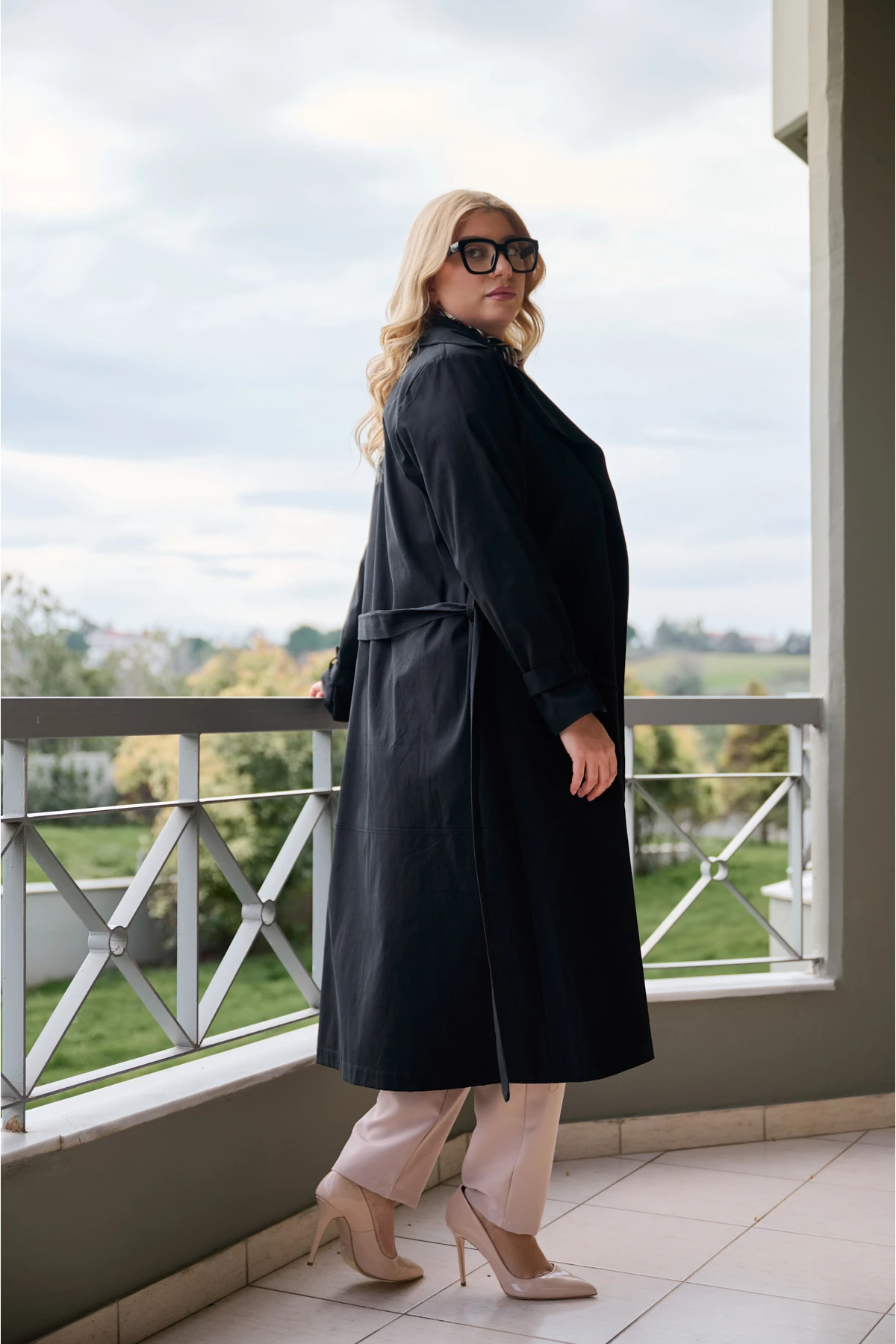 Καπαρντίνα  με πέτο και ζώνη στη μέση μαύρη