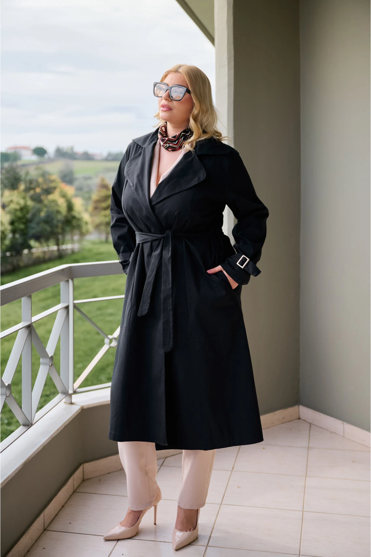 Καπαρντίνα  με πέτο και ζώνη στη μέση μαύρη