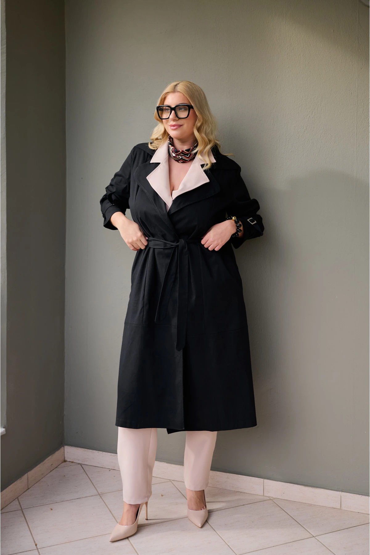 Καπαρντίνα  με πέτο και ζώνη στη μέση μαύρη