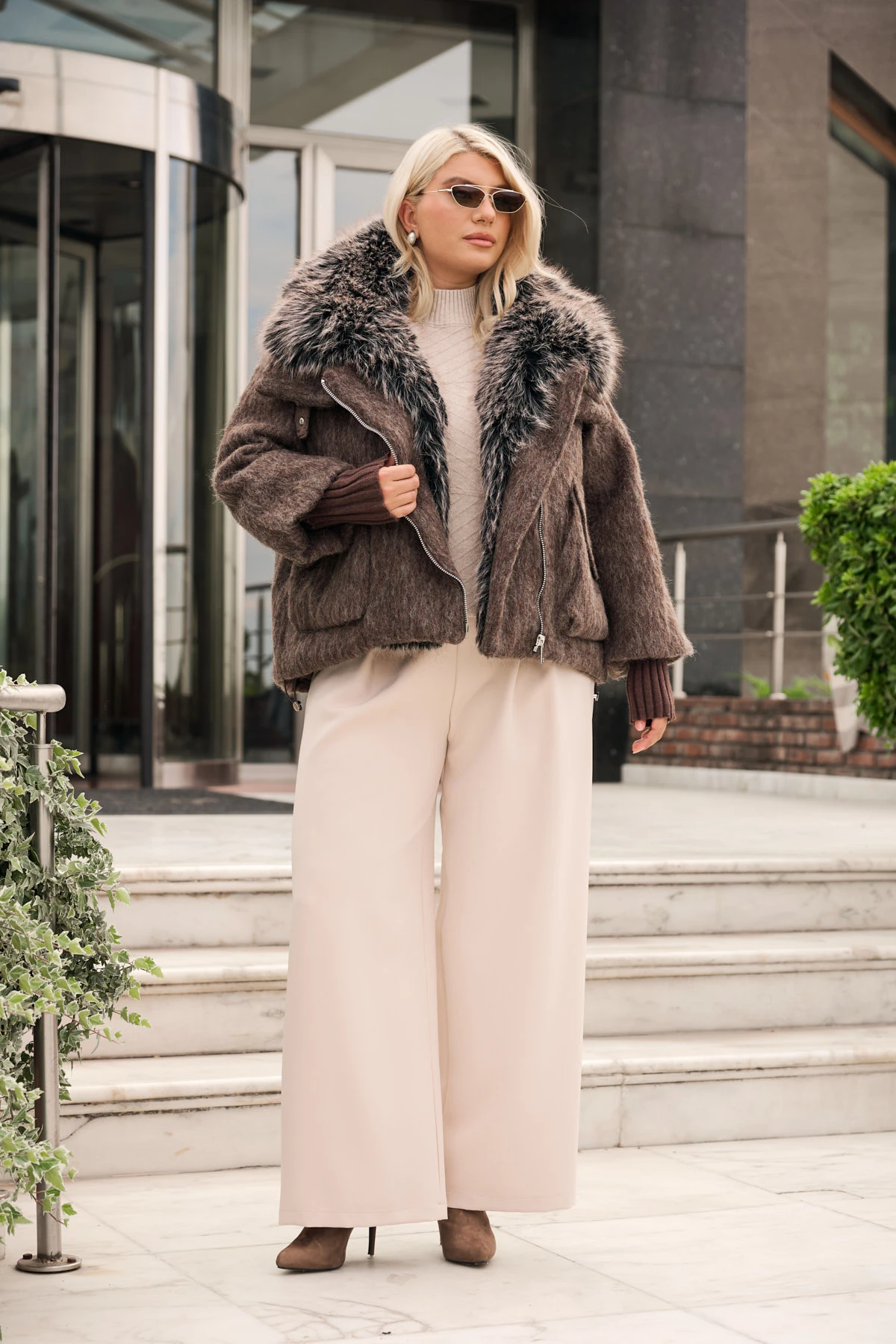 Μάλλινο jacket με γούνα και τσέπες καφέ