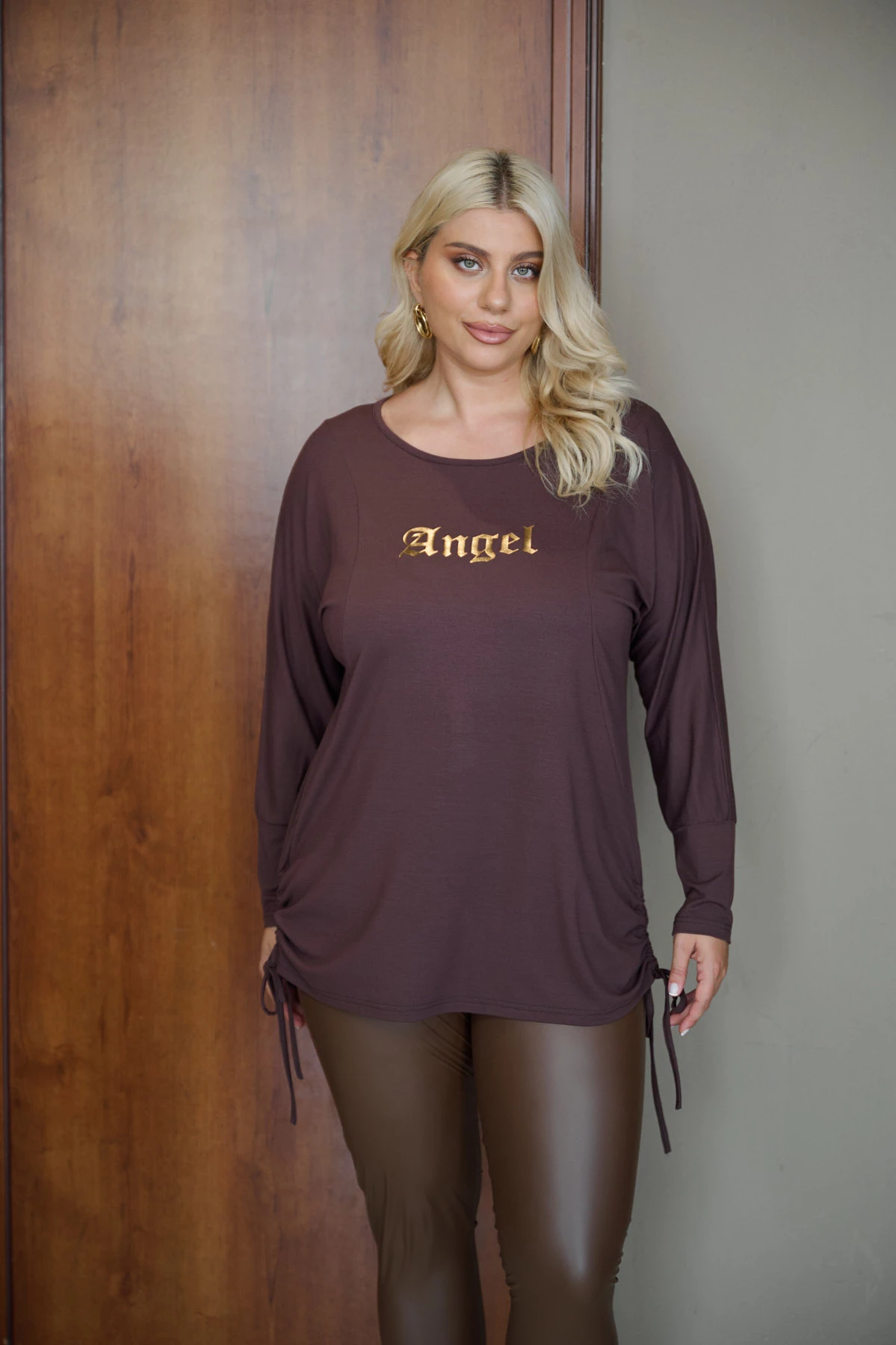 Μπλούζα νυχτερίδα με σούρες στο πλάι και τύπωμα Angel καφέ