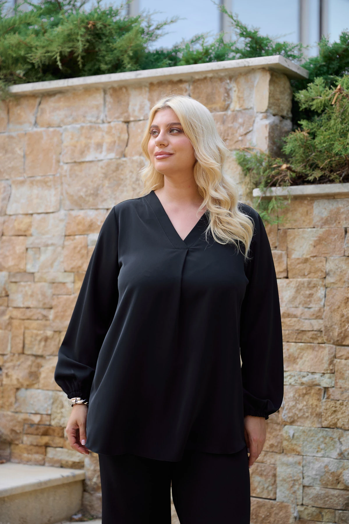 Πουκαμίσα V μακρύ μανίκι λάστιχο μαύρη