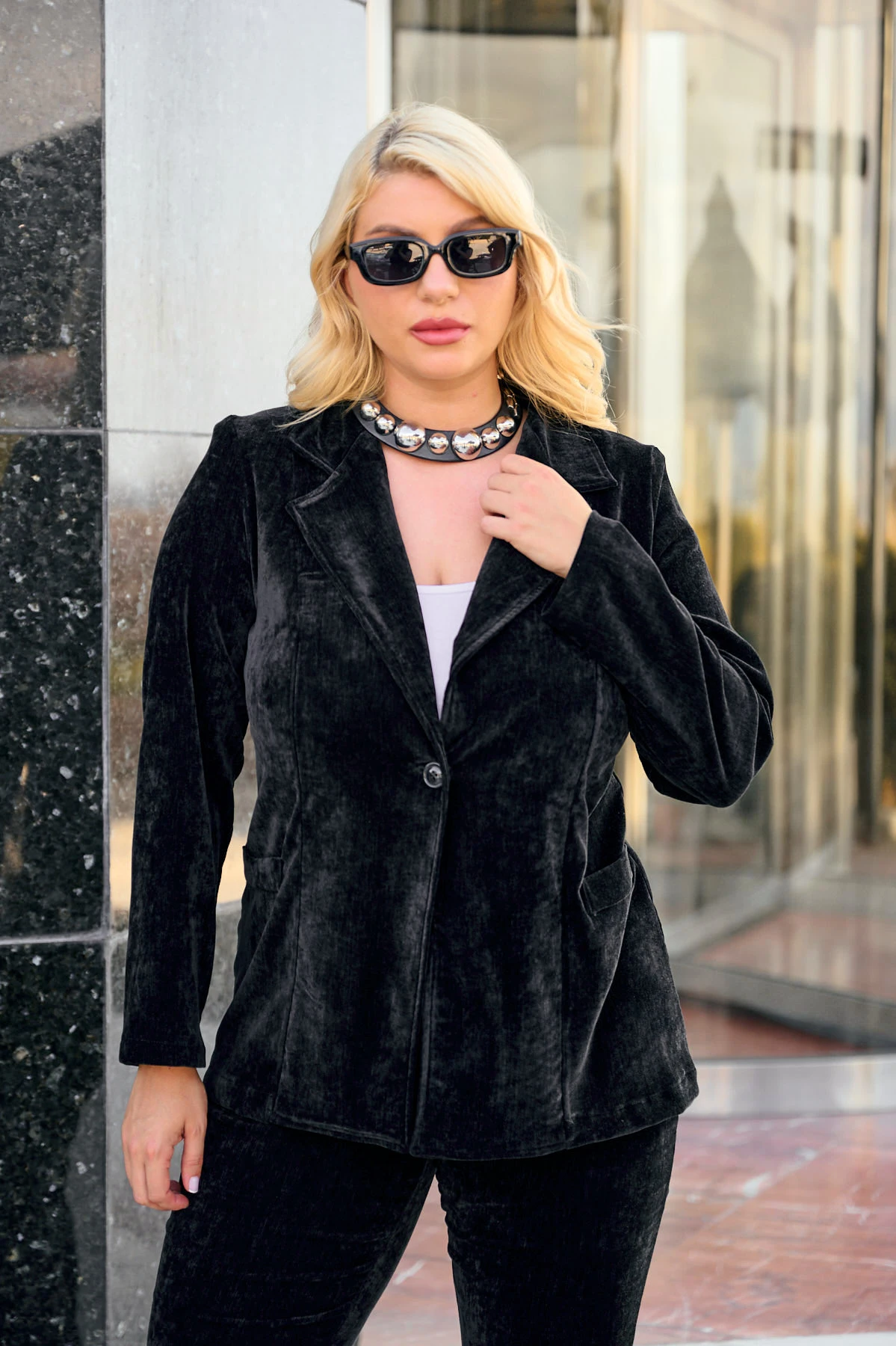 Σακάκι sinil με ένα κουμπί βάτες και πέτο μαύρο